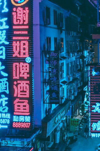 Eine Straße voller Neonlichter von Maarten Borsje