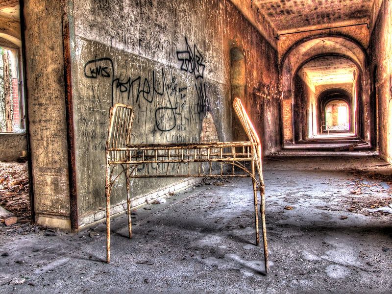 Korridor eines alten und verlassenen Sanatoriums von Tineke Visscher