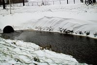 Schneehaufen langer Graben