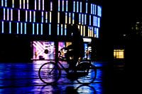Farbenfrohes Fahrrad bei Nacht