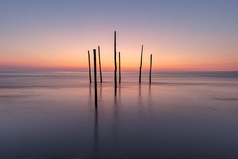 Ebbe im Watt mit Angelruten bei Sonnenuntergang - Zürich von KB Design & Photography (Karen Brouwer)
