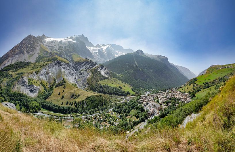 Vue sur la vallée de la Romanche et les sommets enneigés du Mont La Meije, La Grave, Hautes Alpes, F par Rene van der Meer