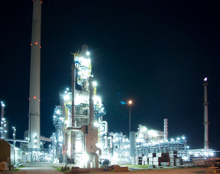 Nächtliche Industrieanlage von Norbert Sülzner