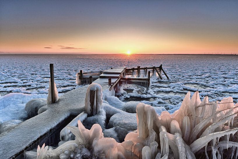 Gerüstbau IJsselmeer bei winterlichen Bedingungen von John Leeninga