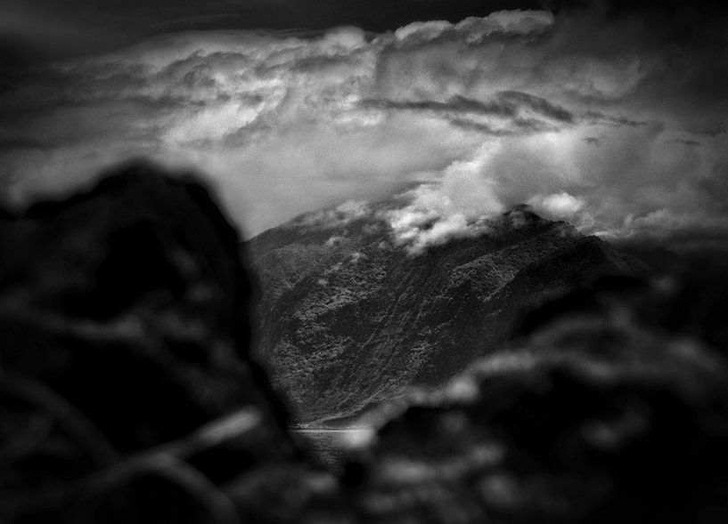 Le paysage montagneux et brumeux de Madère 2 par Maickel Dedeken