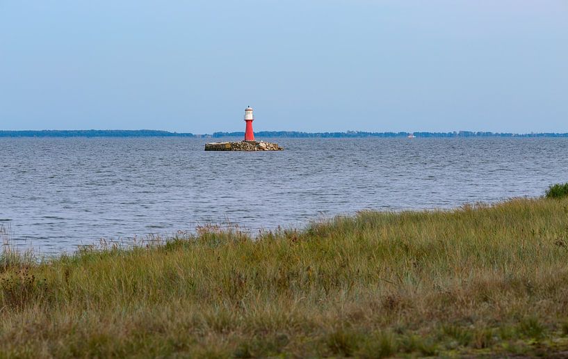 Roter Leuchtturm im Wasser von Yevgen Belich
