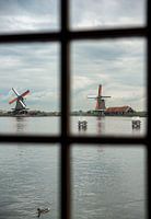 zicht door een raam van een molen op zaanse schans
