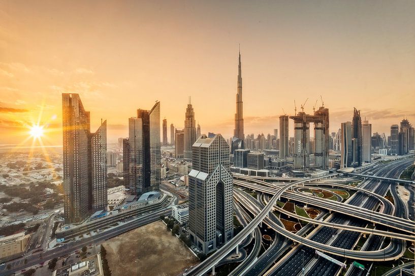 Skyline von Dubai bei Sonnenaufgang von Dieter Meyrl