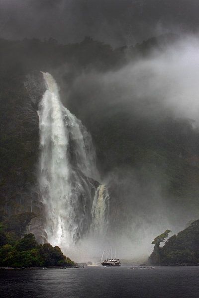 Boot in der dramatischen Landschaft des Milford Sound in Neuseeland von Albert Brunsting