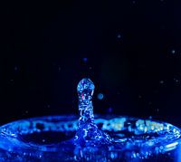 La goutte bleue et le fond noir