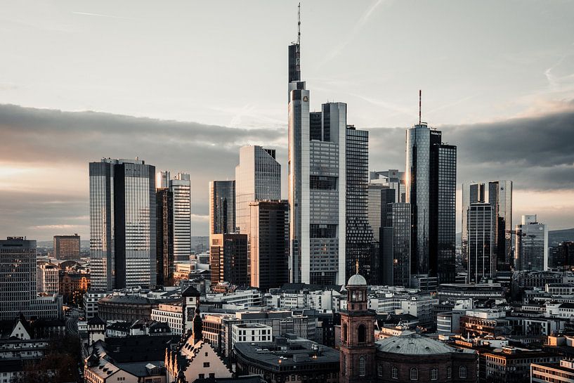 Frankfurt am Main skyline view in the evening by Fotos by Jan Wehnert