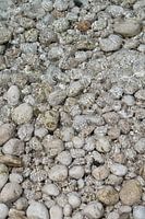 Helder zeewater stroomt over witte stenen 2