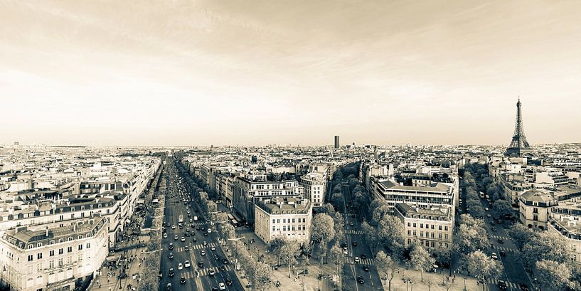 Paris avec Champs-Elysées et Tour Eiffel - monochrome par Werner Dieterich