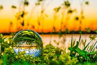 Sonnenaufgang durch eine Glaskugel