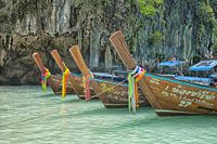 Bateaux à longue queue au large de l'île de Phi Phi