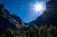 zonnig tussen de bergen met gletsjer.