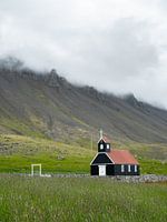 Église noire dans les fjords occidentaux de l'Islande