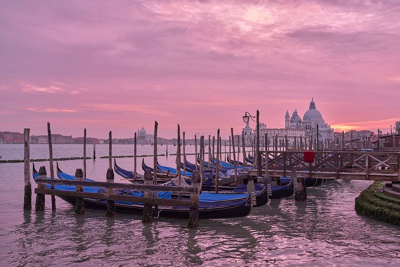 Sonnenuntergang über Venedig mit Gondeln am Markusplatz 1 von Ronald Tilleman
