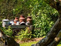 bidons de lait sur un chariot