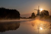Windmühle der Schmetterling bei Sonnenaufgang und Nebel