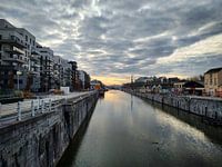 Ansicht des Kanals in Brüssel, Belgien mit Sonnenaufgang am Horizont