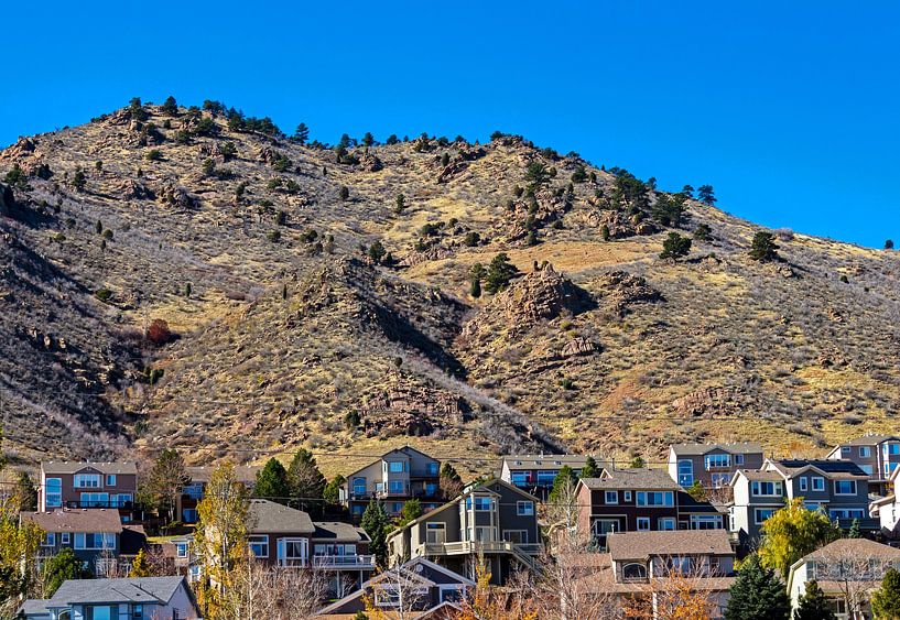 Village dans les montagnes de Californie. par Mikhail Pogosov