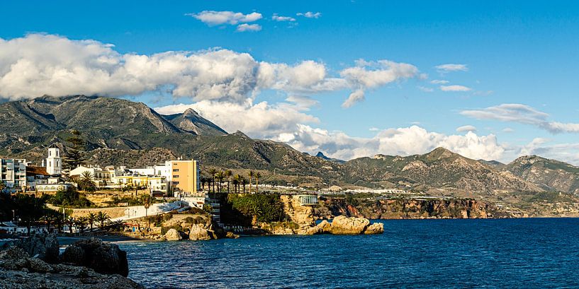 Panorama de Nerja avec les montagnes et la côte sur la Costa del Sol Andalucia Espagne par Dieter Walther