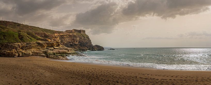Sandstrand mit Klippen und sanften Wellen von Jonas Weinitschke
