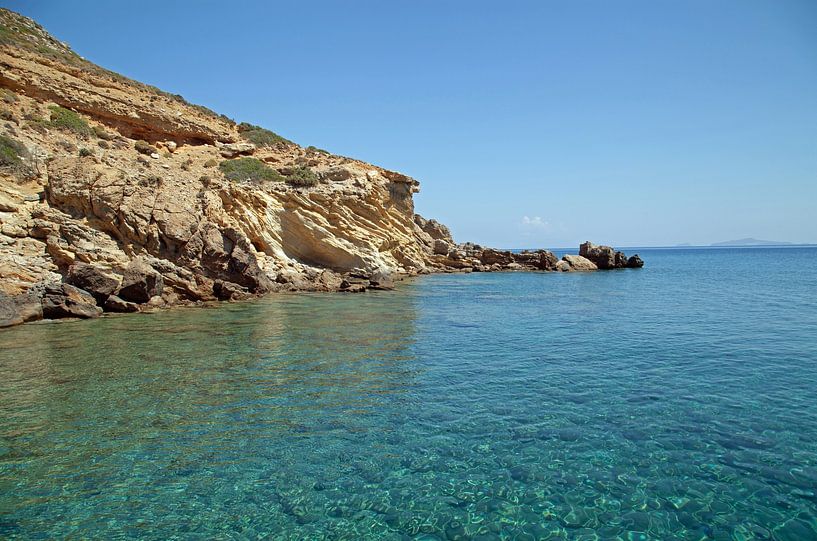 Griechische Bucht mit Blick auf Felsen und azurblaues Meer von Helga Kuiper