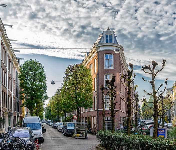 Gerard Doustraat avec Quellijnstraat dans le quartier de Pijp. par Don Fonzarelli