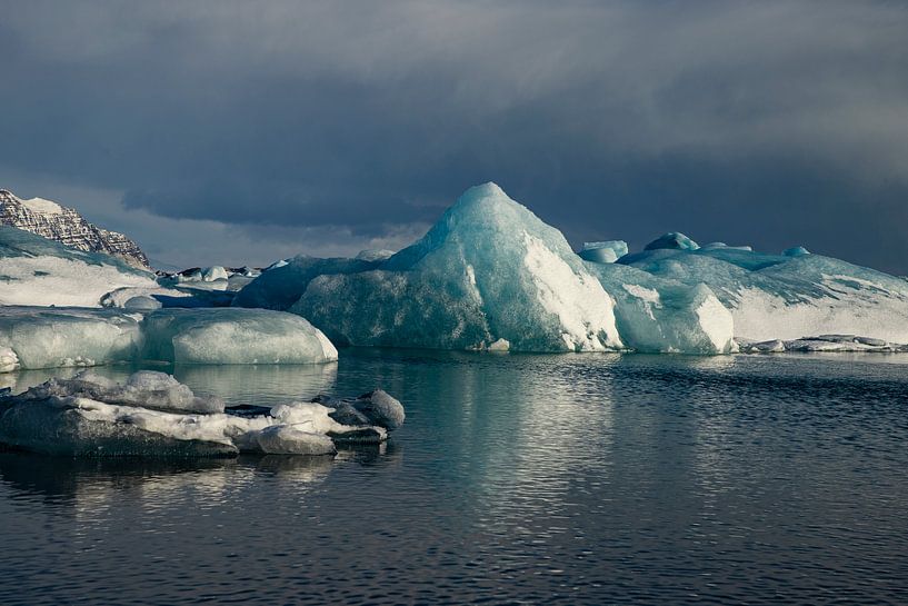 Paysage de l'Islande. Jökulsárlón, la plage de diamants et le glacier Vatnajökull par Gert Hilbink