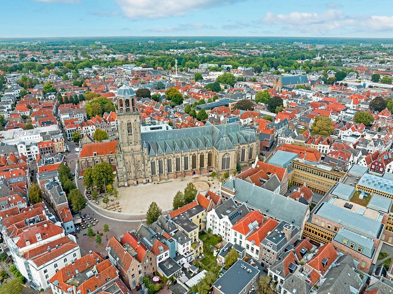 Luchtfoto van de stad Deventer met de Lebinius kerk in Nederland van Eye on You