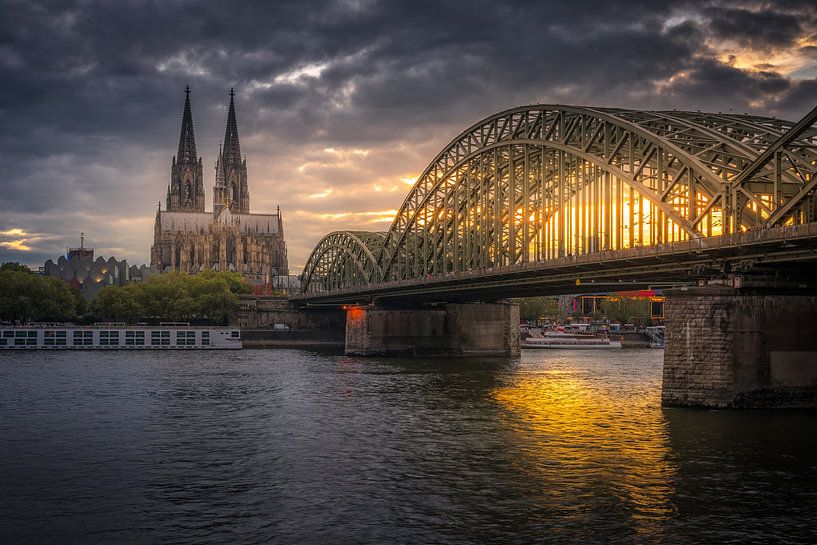 La cathédrale et le pont Hohenzollernbrücke : Cologne au coucher du soleil par Bart Ros