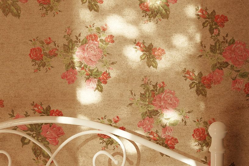 Papier peint mural rétro avec un motif de roses, plongé dans la lumière chaude du soleil avec de doux reflets bokeh par Besa Art