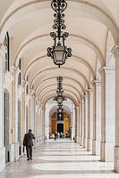 Architektur mit Bögen, durch die der Mensch geht