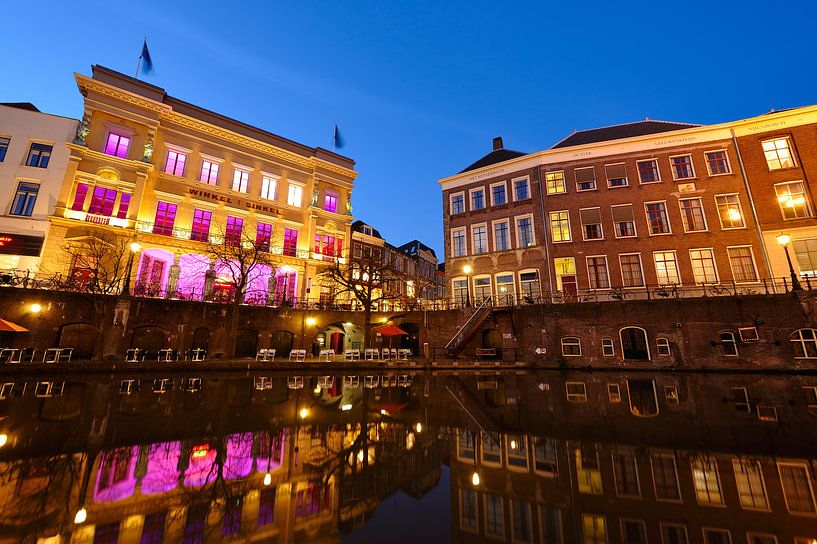Winkel van Sinkel and City Hall on Oudegracht in Utrecht by Donker Utrecht