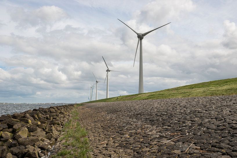 Moderne windmolens aan de dijk in Nederland von Tonko Oosterink