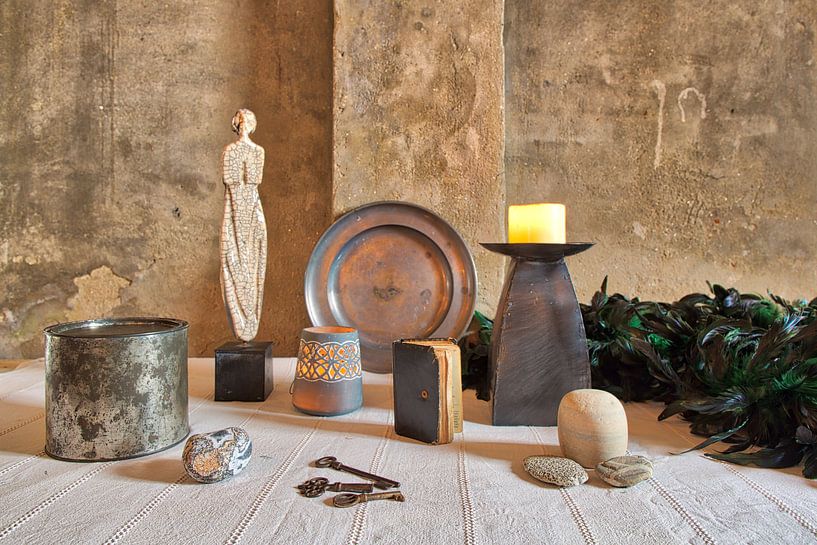 Nature morte avec sculpture et étain. par Anneke Hooijer