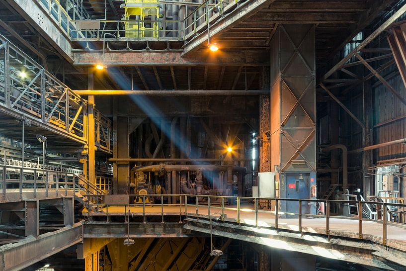 Licht in der Fabrikhalle von Perry Wiertz