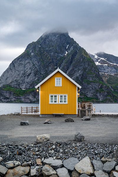 Gelbes Haus in Sakrisøy auf den Lofoten, Norwegen von Sauerland-Fotos by Robin Deimel