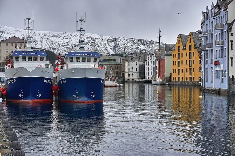 Bateaux de pêche attendant de partir dans le port d'Ålesund, en Norvège. par qtx