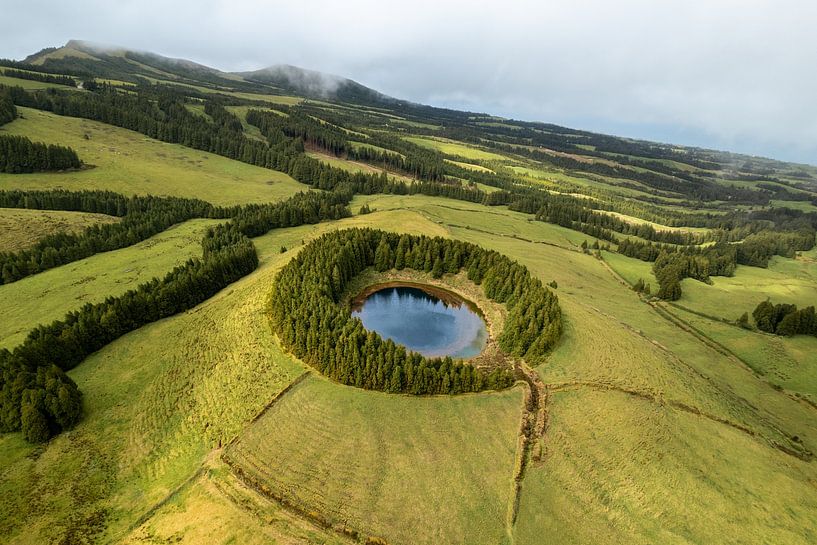 Lac bleu caché dans les collines de Sete Cidades par Visuals by Justin