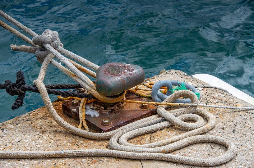Boat mooring with ropes by Fartifos