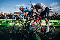 Mathieu van der Poel springt mit Wout Van Aert