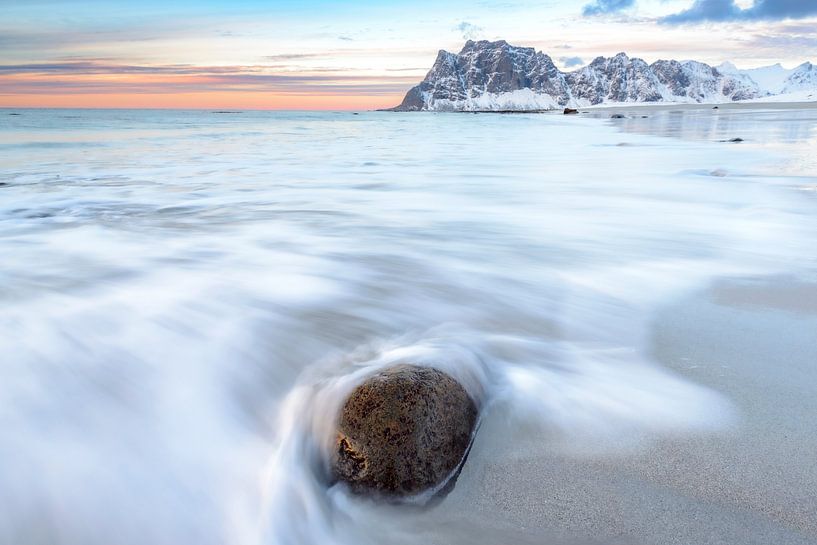 Sonnenuntergang auf den Lofoten am Strand von Utakleiv an einem schönen Wintertag von Sjoerd van der Wal Fotografie