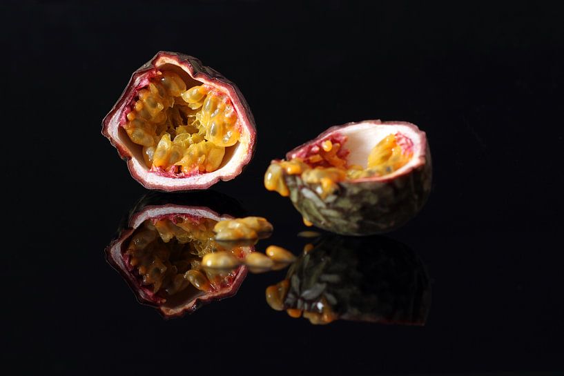 Maracuja in Hälften von Gerhard Albicker