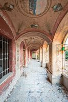 Un beau couloir avec peinture et lumière