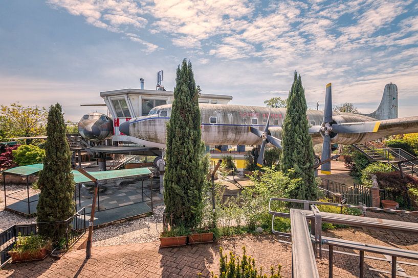 Abandoned aircraft by Gentleman of Decay