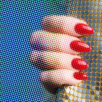 Main d'ongle en gel demi-teinte