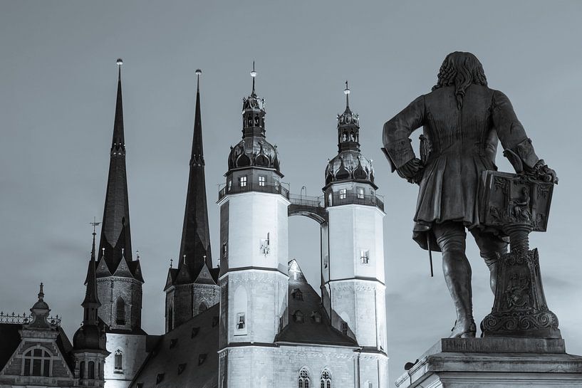 Marktplatz in Halle an der Saale bei Nacht - monochrom von Werner Dieterich